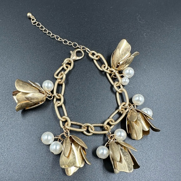 Jewelry - Vintage Gold Tone Flowers and Pearls Charm Bracelet